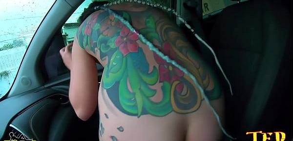  Uma tatuada conta como tudo começou e porque deixou a buceta peluda - Carona do Ted 81 - Mandy May Xtuber